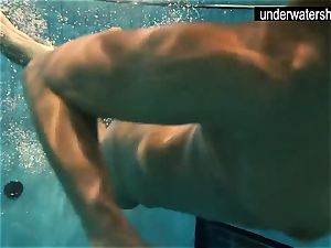 2 fantastic amateurs flashing their bodies off under water